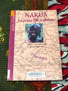 nakua la petite fille à plateau, éthiopie